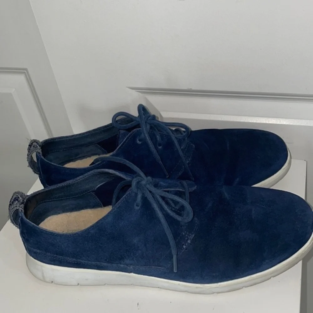 UGG Men’s Treadlite Chukka Boots size 11 Genuine Suede Embroidered Pull-on Logo